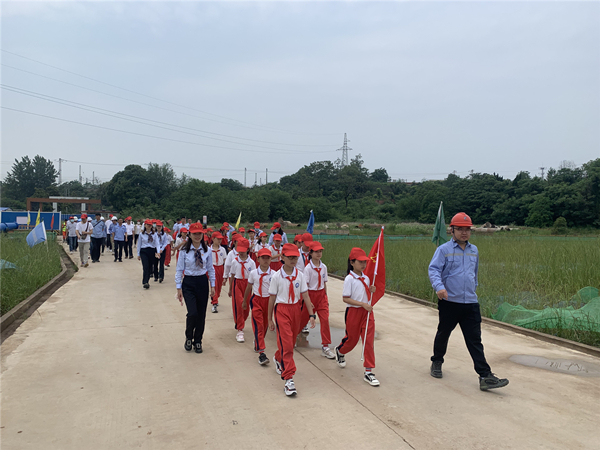 欢庆“六一”，环保“童”行——高新区实验小学学生参观宜昌市银河煤化工项目-2.jpg